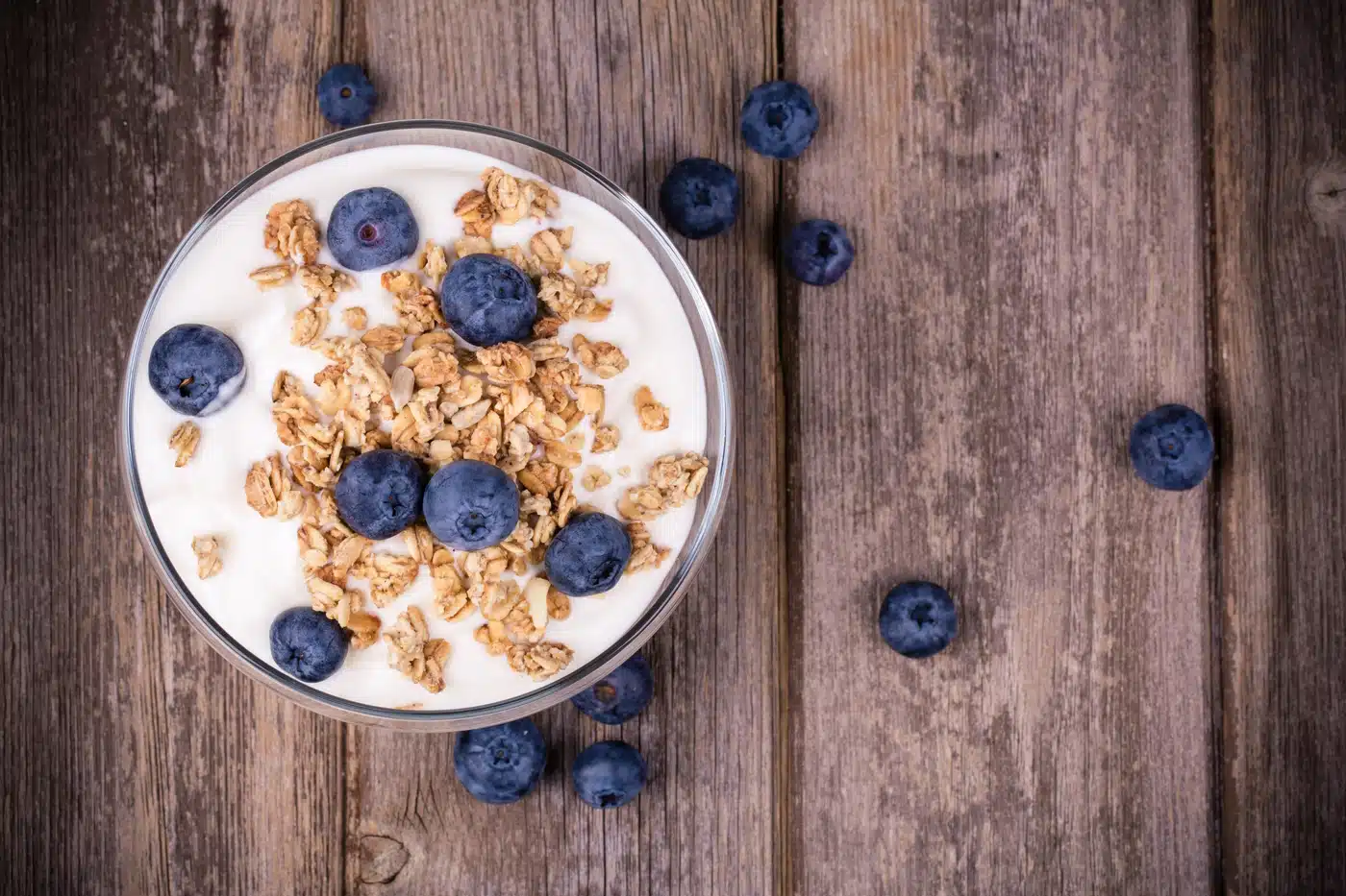Yoghurt met blauwe bessen en havermout